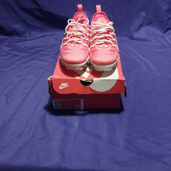 nike air vapormax plus platinum tint flash crimson cz7995-001 women's size 6 - Picture 2 of 7